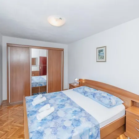 Tolles Haus In Okrug Gornji Mit Eigenem Balkon Holiday home *