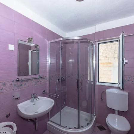 Tolles Haus In Okrug Gornji Mit Eigenem Balkon Holiday home *